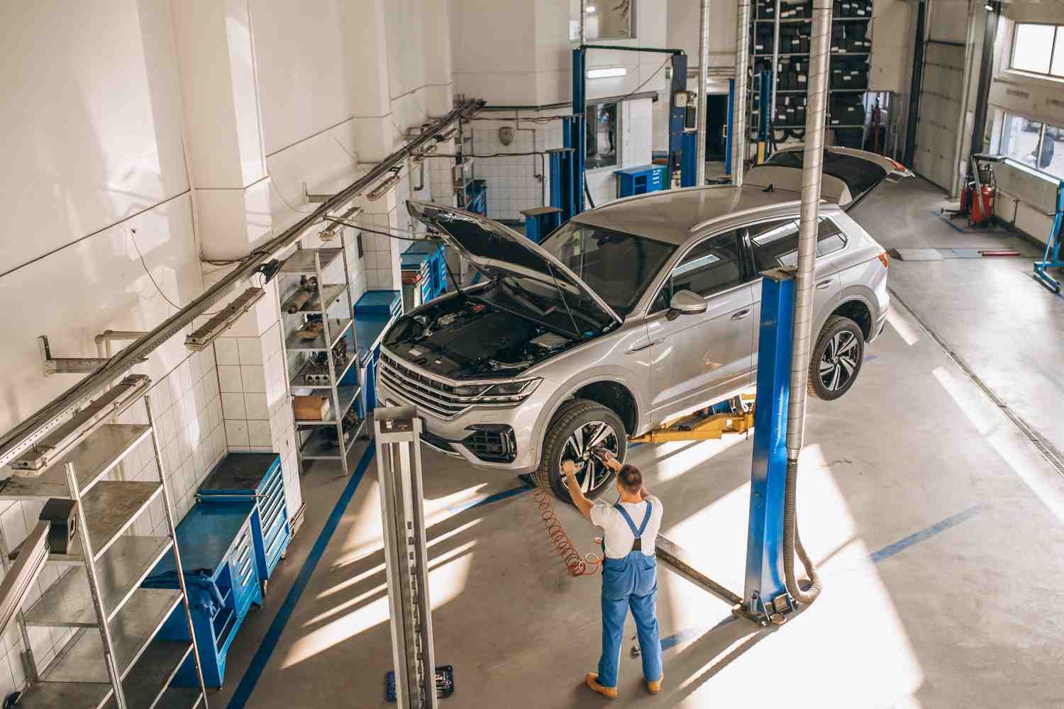 How Professional Car Lift Systems in Dubai Reduce Maintenance Time